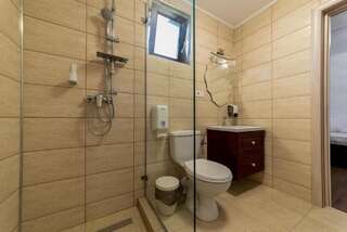 Мотели Dr House Mioveni Трехместный номер с ванной комнатой-4