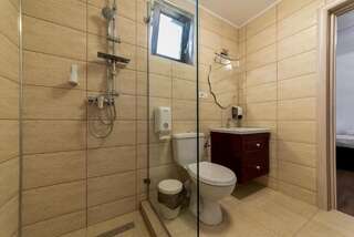 Мотели Dr House Mioveni Трехместный номер с ванной комнатой-5