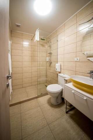 Мотели Dr House Mioveni Двухместный номер с 1 кроватью и собственной ванной комнатой-5