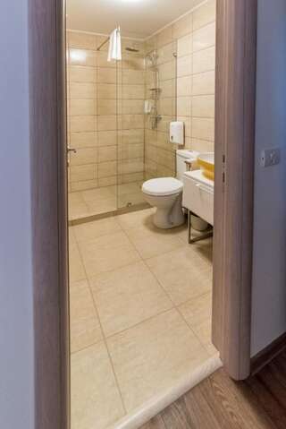 Мотели Dr House Mioveni Двухместный номер с 1 кроватью и собственной ванной комнатой-9