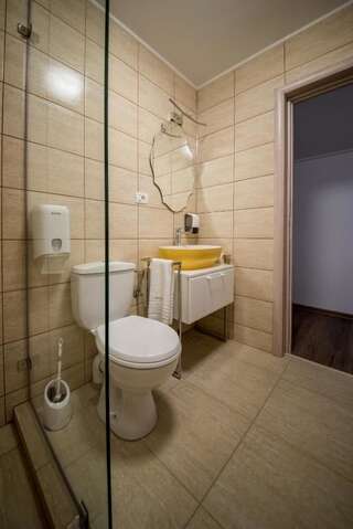 Мотели Dr House Mioveni Двухместный номер с 1 кроватью и собственной ванной комнатой-10