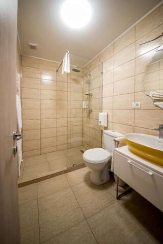 Мотели Dr House Mioveni Двухместный номер с 1 кроватью и собственной ванной комнатой-16