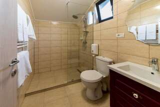 Мотели Dr House Mioveni Трехместный номер с ванной комнатой-2